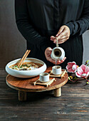 Japanische Sake-Komposition mit asiatischer Suppe mit Reisnudeln, asiatische Essenszeremonie mit Magnolienblüten