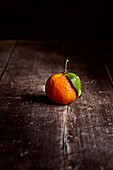 Clementinen auf einem Holztisch