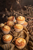 Hausgemachte Joghurt-Muffins auf einer rustikalen Serviette