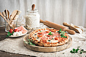 Schinken-Mozzarella-Pizza auf einem Schneidebrett