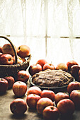 Apfelkuchen in einer rustikalen Küche