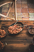 Nudeln mit Tomatensoße auf einem Holztisch