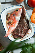 Zutaten für französische Suppe Bouillabaisse mit Teufelsfisch, Sebastes, mit Tomaten und Weißwein, Draufsicht