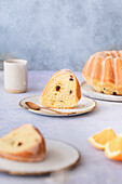 Ein Stück kreisrunder Citrus Bundt Cake