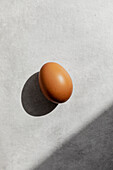 Ein Ei in hartem Licht