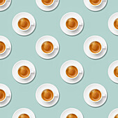 Kaffee-Muster. Tasse Kaffee auf blauem Hintergrund. Minimales Konzept, quadratische Komposition