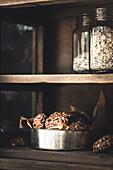 Schokoladen-Haferflocken-Kekse auf einem Regal