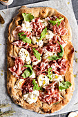 Pizza mit Prosciutto, Käse und Rucola