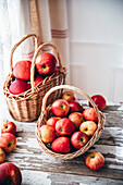Äpfel in einem Korb vor einem weißen Hintergrund