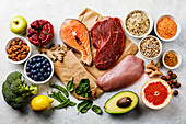 Ausgewogene Ernährung Bio Gesunde Lebensmittel Saubere Ernährung Auswahl mit bestimmten Proteinen Beugt Krebs vor: Fisch, Fleisch, Obst, Gemüse, Getreide, Blattgemüse