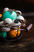 Korb mit Osterkartenkonzept mit Eiern auf rustikalem braunem Hintergrund