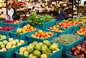Weitwinkelansicht eines Basars mit einem Haufen frischer reifer Früchte und Gemüse mit Tomaten und Spinat an einem Stand auf einem lokalen Markt