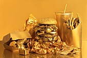 Goldenes Street Food auf einem Tisch vor einem goldenen Hintergrund