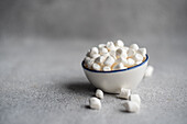Weihnachtsdessert Mini-Marshmallow in einer rustikalen weißen Keramikschale