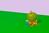 Granny-Smith-Apfel auf Haftnotizen in der Nähe von Büro- oder Schulbedarf auf hellgrünem und weißem Hintergrund