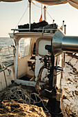 Kapitänskajüte auf einem schmutzigen Deck mit Fischresten und Fischereigeräten auf einem Trawler, der in Soller in der Nähe der Balearen auf offenem Meer schwimmt