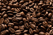 Texturierter Hintergrund von frisch gerösteten Kaffeebohnen