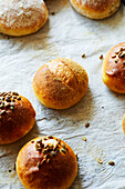 Appetitliche hausgebackene Brötchen mit knuspriger Kruste auf dem Tisch in einer Bäckerei