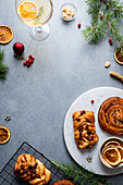 Draufsicht auf leckeres hausgemachtes Gebäck auf einem Teller mit Weihnachtsdekoration