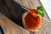 Bloody Mary oder Caesar-Cocktail im Glas auf Betonhintergrund serviert