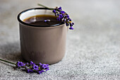 Nahaufnahme Espressokaffee mit Lavendel auf Betonhintergrund
