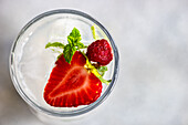 Sommercocktail mit Eis und Beeren, serviert in einem Kristallglas