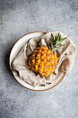 Draufsicht auf frische reife Bio-Ananas