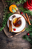 Winterlicher heißer Tee mit Gewürzen und Zitrone in der Tasse