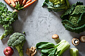Von oben Stillleben mit frischem Obst und Gemüse auf grauem Hintergrund mit Kopierraum