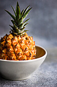 Seitenansicht einer frischen, reifen Bio-Ananas