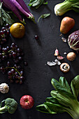 Lebensmittelkonzept, Flachbildschirm mit frischem Obst und Gemüse auf dunklem Hintergrund