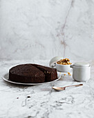 Vorderansicht von Brownie-Kuchen auf einem Teller auf weißem Marmor-Hintergrund