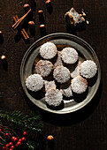 Draufsicht auf weihnachtliches Haselnuss-Mürbegebäck auf einem Holztisch