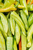 Von oben Vollbild Stapel frischer grüner Bananenpaprika, die an einem Sommertag auf einem Marktstand gestapelt werden