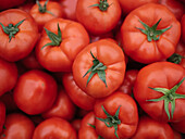 Von oben viele reife rote Tomaten in einem Container im Lebensmittelgeschäft