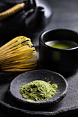 Von oben gesehen traditioneller japanischer Matcha mit Teebesen in einer Steinschale für eine traditionelle orientalische Zeremonie