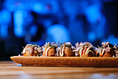 Stockfoto eines köstlichen Tellers mit Sushi und speziellen Soßen