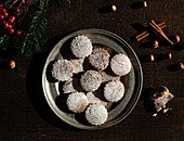 Draufsicht auf weihnachtliches Haselnuss-Mürbegebäck auf einem Holztisch