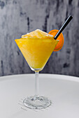Glas süßer Daikiri Maracuya-Cocktail aus Rum, Limettensaft und Zucker mit Passionsfrucht auf dem Tisch