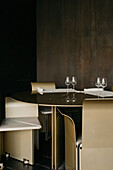 Innenraum eines geräumigen Restaurants mit Tischen und Stühlen in einer Reihe in stilvollem Design