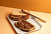 Schokoladencreme-Sandwich auf einem Tablett auf dem Tisch, bereit zum Frühstück