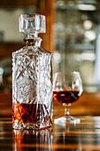 Altmodisches Cognacglas auf Holztisch mit natürlichem Licht