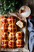 Ernte frisch gebackene Hot Cross Brötchen auf Backblech