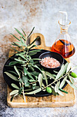 Gewürze in den Schalen und Olivenöl auf Betontisch