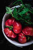 Diverse frische Tomaten auf schwarzem Brett