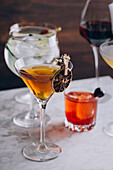 Set verschiedener zeitgenössischer klassischer Alkoholcocktails in verschiedenen Gläsern auf dem Tisch