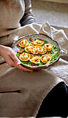 Tortelloni mit Saubohnencreme, Speck, Pfeffer und Käse