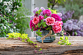 Blumengesteck aus Flieder (Syringa Vulgaris), Rose (Rosa) 'Fräulein Maria', Rose Chippendale, Akebie (Akebia)