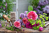 Blumenstrauss binden aus Flieder (Syringa Vulgaris), Rose (Rosa) 'Fräulein Maria', Rose Chippendale, Akebie (Akebia)