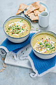 Erbsen-Brokkoli-Suppe mit Fladenbrot